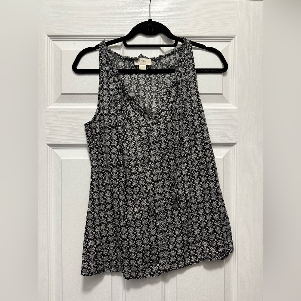 LOFT Black and White Floral Sleeveless Blouse Size Small